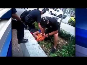 POLICE BRUTALITY - Scumbag Cop Places Knee On Man’s Neck & Prevents Him From Breathing