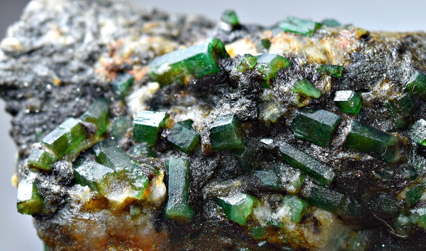 331 Ct Full Terminated Top Green Swat Emerald Crystals Bunches On Matrix @Pak