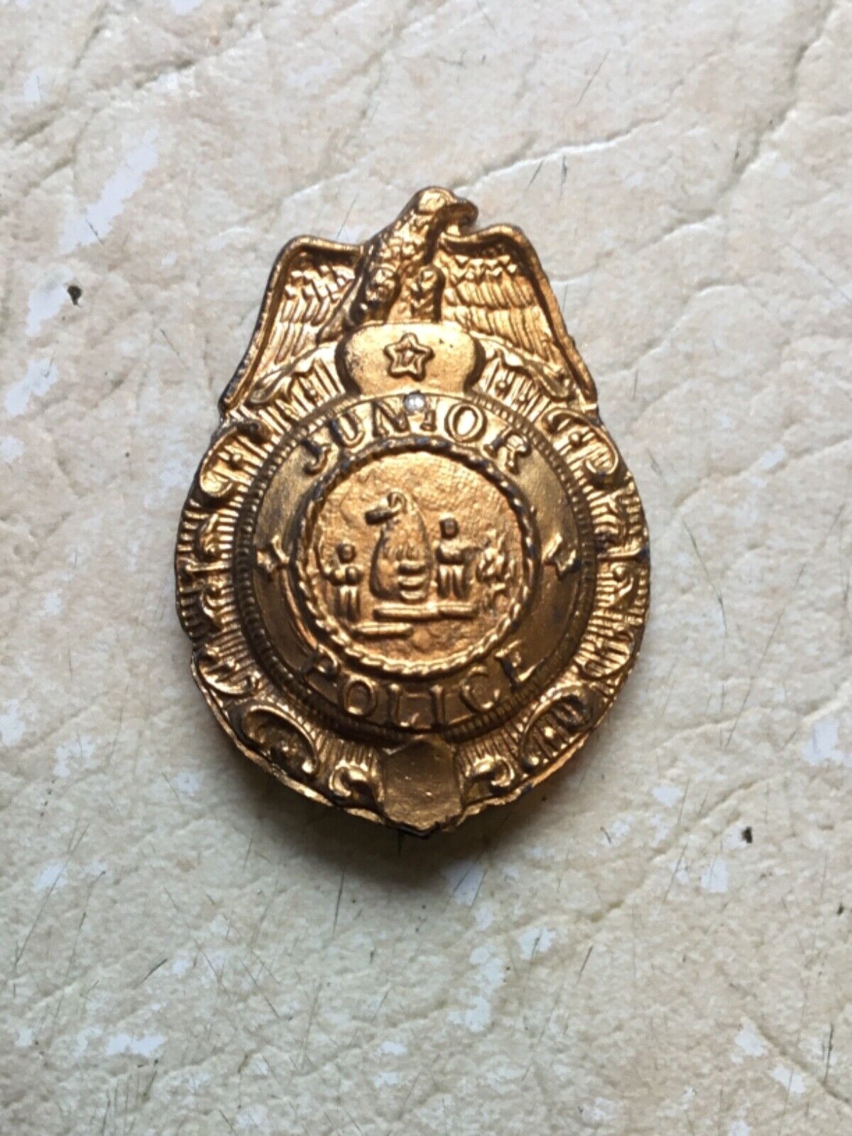 VINTAGE 1950’s GOLD JUNIOR POLICE BADGE DETECTIVE EAGLE METAL WITH PIN