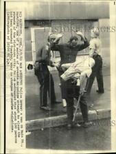 1969 Press Photo Hartford, Conn-Police arrest a man on Main St. during riot picture